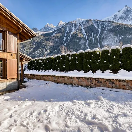 Chalet La Chouette - Intimate 2 Bedroom Demi-chalet Ideally Located *
