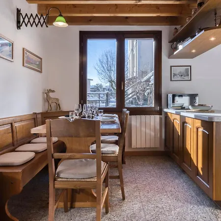 La Chouette - Intimate 2 Bedroom Demi-chalet Ideally Located 木屋 *