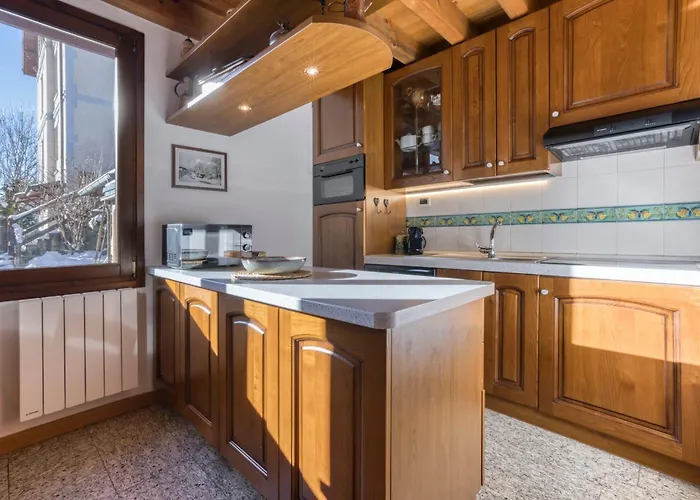 La Chouette - Intimate 2 Bedroom Demi-chalet Ideally Located