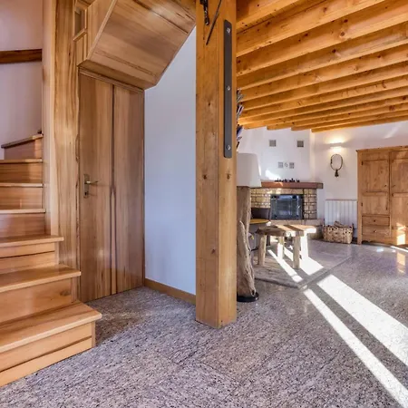 La Chouette - Intimate 2 Bedroom Demi-chalet Ideally Located 샬레 *